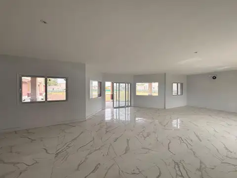 Casa en Venta con 3 cocheras