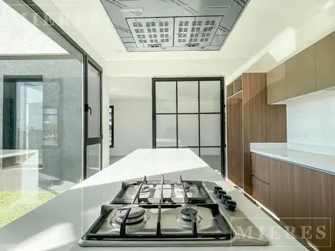 Casa en Alquiler con 2 cocheras