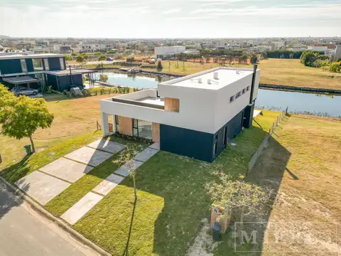 Casa en alquiler sobre lote a la laguna en  Barrio Vistas  Puertos