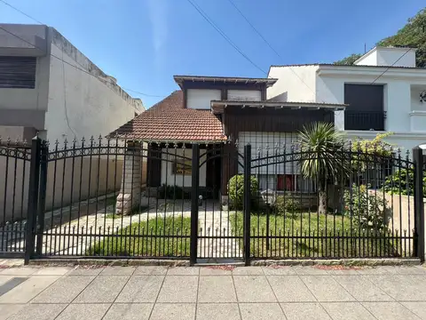 *LOTE DE 10 X 52 CON CHALET DE 5 AMB. EN 2 PLANTAS A MODERNIZAR *SE PUEDE CONTRUIR P.B Y 2 PISOS 