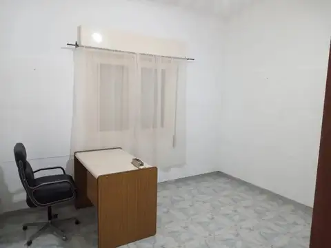 Casa de 2 dorm en esquina, dpto y cochera con ingresos indep
