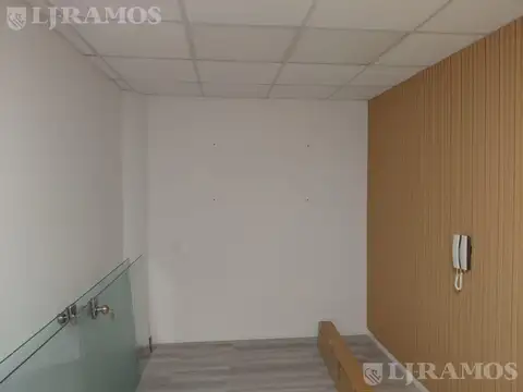 Oficina en Alquiler con 5 cocheras