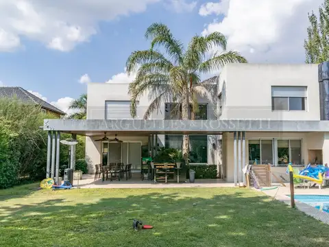 Casa 3 Dormitorios en Cadaques Funes Hills