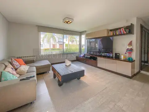 Casa 4 ambientes con 3 baños