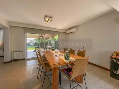 Casa en Venta con 2 cocheras