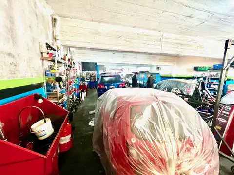 Martínez: Local en Planta Baja con Habilitación de Taller Mecánico, 2 Fosas. Apto 10 Autos. Excelente Estado.