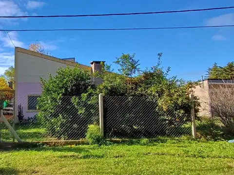 CASA CUATRO DORMITORIOS  CON GRAN PATIO VERDE