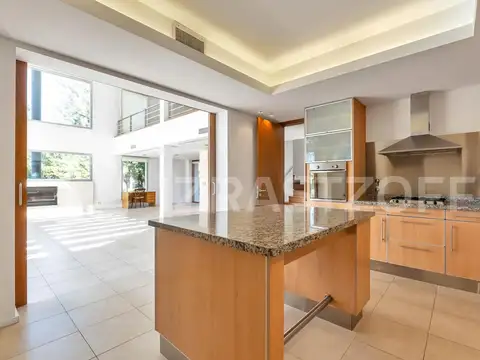 Casa 5 ambientes con 4 baños