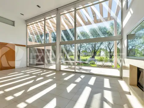 Casa racionalista a la venta en Pilar del Lago - con vista y salida al lago