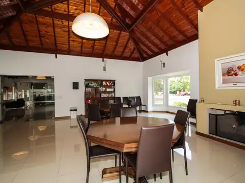 Casa en Venta con 6 cocheras