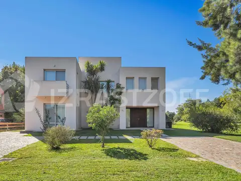 Casa racionalista a la venta en Pilar del Lago - con vista y salida al lago