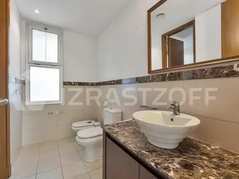 Casa racionalista a la venta en Pilar del Lago - con vista y salida al lago