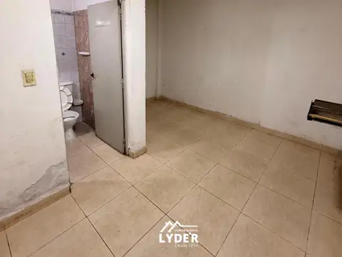 Local comercial en alquiler. Carlos Gardel 518.