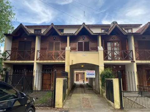DUPLEX CUATRO AMBIENTES CON COCHERA - IDEAL VIVIENDA PERMANENTE