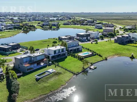 Casa 5 ambientes con 3 baños