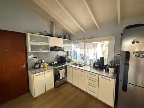 Casa 4 ambientes con 2 baños
