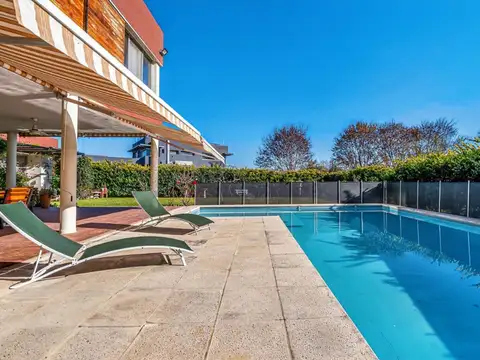 Casa en Venta con 2 cocheras