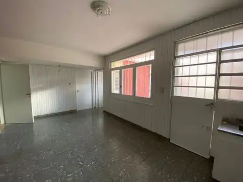 Casa 6 ambientes con 2 baños