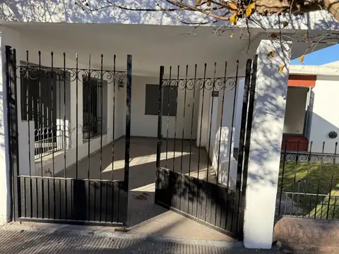 Casa 5 ambientes con 1 baño