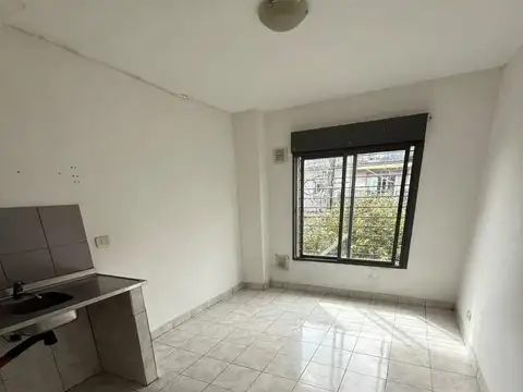 Monoambiente En Alquiler 2do Piso Por Escalera En Esquina, V