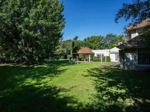 Espectacular Casa Quinta con pileta sobre terreno de 1978 m2 en Maschwitz, Escobar.