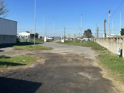 Alquilo Amplio Lote por Chapuy