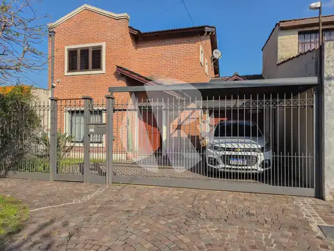 Casa en Venta con 3 cocheras