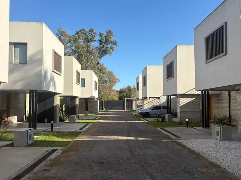 Duplex en Venta en City Bell [Cod: 084142]