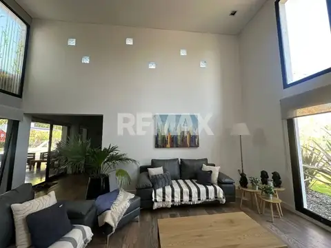 Casa 8 ambientes con 5 baños