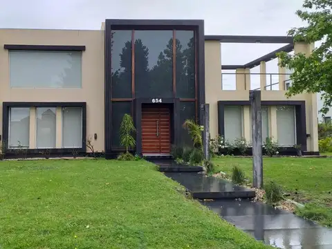 Venta de casa en dos plantas con pileta en Haras Santa Maria