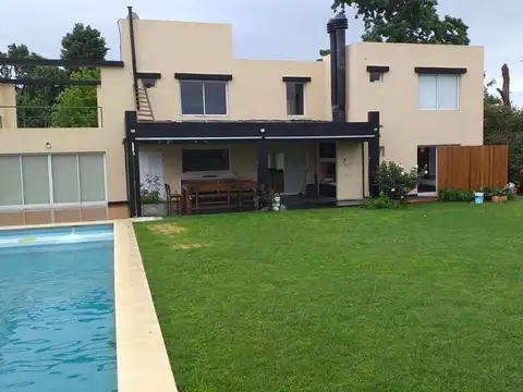 Venta de casa en dos plantas con pileta en Haras Santa Maria
