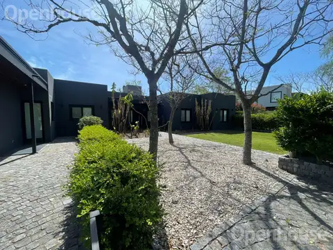 Casa en Venta con 4 cocheras