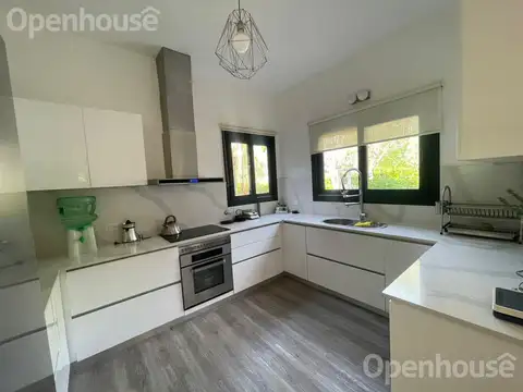 VENTA CASA DE 5 AMB!! IMPECABLE!! LISTA PARA MUDARSE!!!