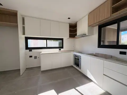 Casa en Venta con 4 cocheras