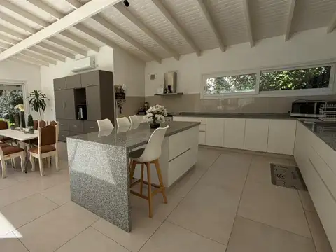Casa en Venta con 5 cocheras