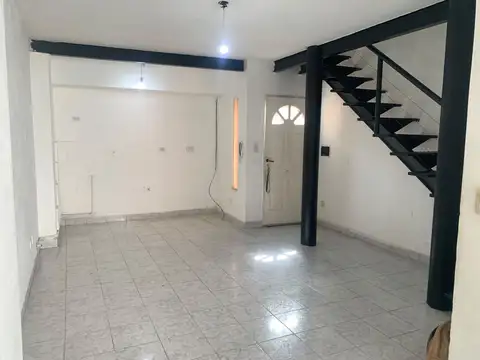PH EN VENTA DE DOS PLANTAS CON PATIO EN GERLI