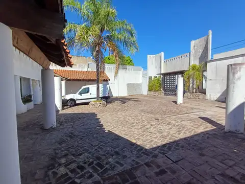 Local comercial ideal varios destinos. 600 m2 totales. Inmejorable ubicación estratégica