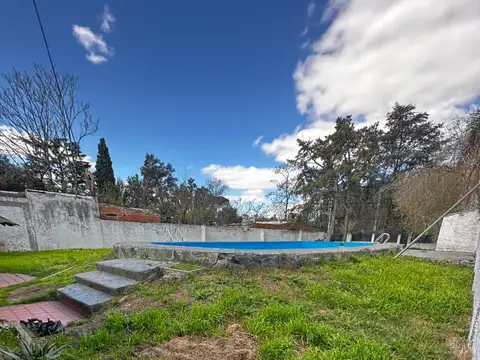 Chalet sobre amplio lote de 20,18 x 51,63 m – Gran parque y piscina