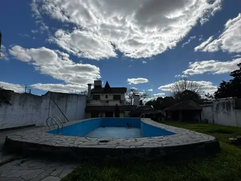 Chalet sobre amplio lote de 20,18 x 51,63 m – Gran parque y piscina