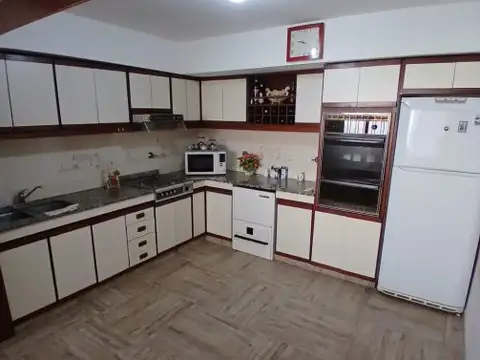 Casa 6 ambientes con 4 baños