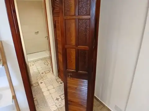 EXCELENTE CASA DE 6 AMB. DE CATEGORIA  TOMA DEPTO. EN PARTE DE PAGO 