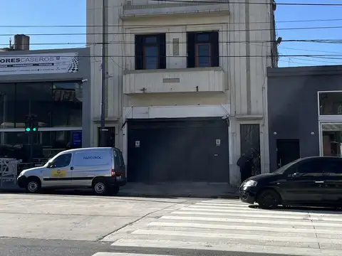 Excelente PH de 8 ambientes , sin gastos  ubicado sobre Av de la Plata , súper luminoso y soleado de estilo