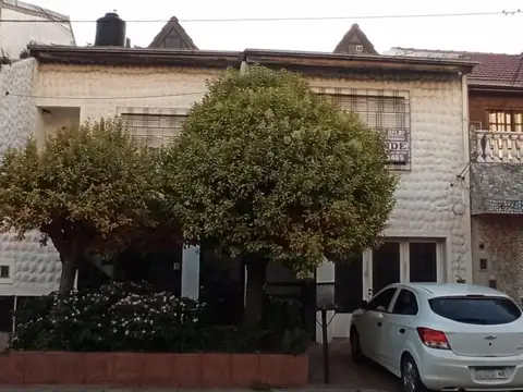 C. De La Democracia 2400