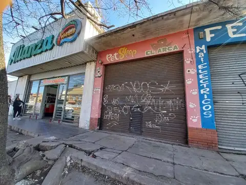 Amplio local en alquiler sobre avenida San Martin