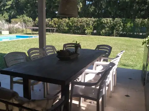Casa en Alquiler con 2 cocheras
