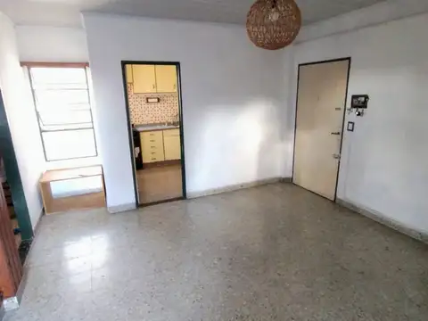 3°piso por escalera   MUY AMPLIO   2 AMBIENTES LUMINOSO y VENTILADO  Con Lavadero