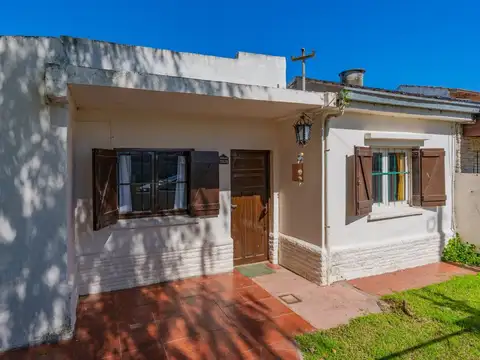 VENTA CASA 4 AMBIENTES LOTE DOBLE