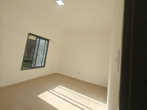 Depto Tipo Casa en Alquiler en Luis Guillon, $ 650.000