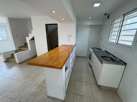 Depto Tipo Casa en Alquiler con 1 cocheras