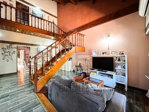 Casa 5 ambientes con fondo y garage en Barrio Naon